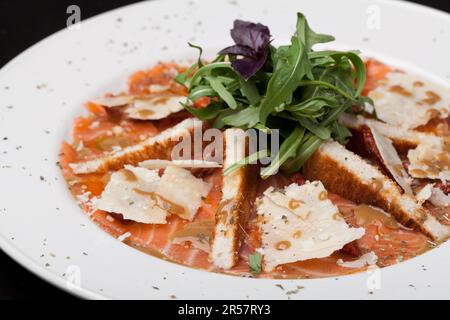 Geräucherter Lachs-Carpaccio Stockfoto