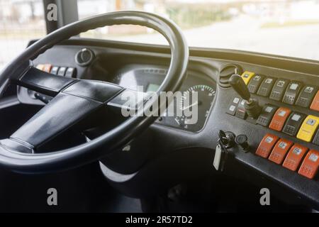 Cockpit oder Kabine eines öffentlichen Busses, Konzept des städtischen öffentlichen Nahverkehrs Stockfoto