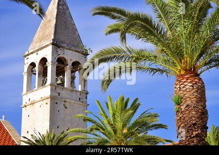 Die Stadt Trogir in Dalmatien, Kroatien an der Adriaküste Stockfoto