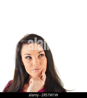 Porträt der jungen attraktiven Frau in einer nachdenklichen Pose isoliert auf weiss Stockfoto