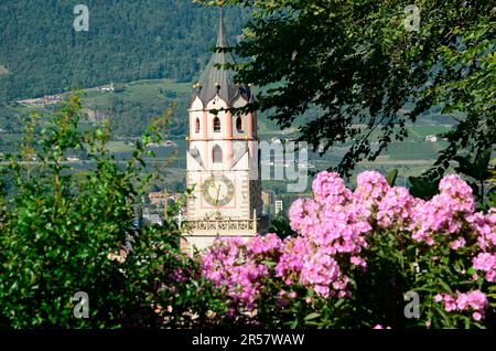 Die Pfarrkirche des Heiligen Nikolaus in Merano in Südtirol wurde aus dem 14. Jahrhundert erbaut Stockfoto