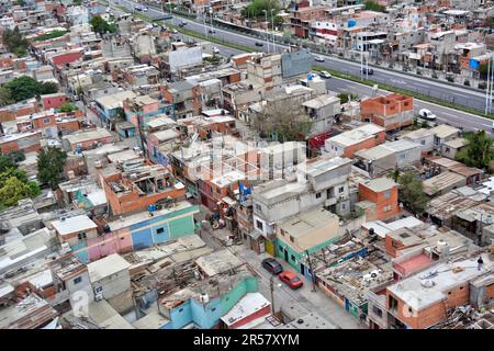 Panoramablick aus der Vogelperspektive auf das kriminellste Gebiet in Buenos Aires - La Villa 31, Argentinien Stockfoto