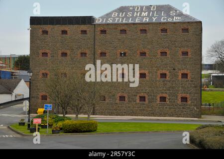 Old Bushmills Distillery, Bushmills, County Antrim, Nordirland, Whiskey Destillery, Destillerie, Whiskey-Destillerie Stockfoto