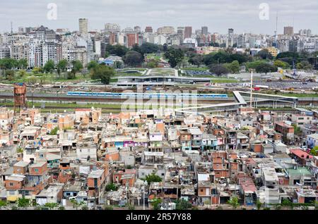 Panoramablick aus der Vogelperspektive auf das kriminellste Gebiet in Buenos Aires - La Villa 31, Argentinien Stockfoto