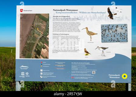 Informationstafel zu den Ausgleichsgebieten im Niedersächsischen Waddenmeer-Nationalpark in der Nähe von Cappel-Neufeld, Gemeinde Nordseeküste Wurster Stockfoto