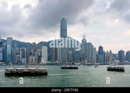 Drei der berühmten Star Ferries und die Skyline von Hong Kong Island, Hongkong, China. Stockfoto