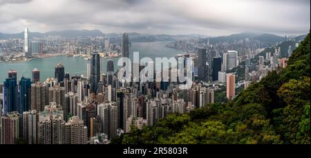 Ein erhöhter Blick auf die Skyline von Hongkong, aufgenommen vom Gipfel, Hongkong, China. Stockfoto