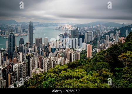 Ein erhöhter Blick auf die Skyline von Hongkong, aufgenommen vom Gipfel, Hongkong, China. Stockfoto