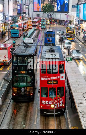 Straßenbahnen Bei Schlechtem Wetter, Causeway Bay, Hong Kong Island, Hong Kong, China. Stockfoto