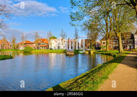 Culemborg, Niederlande - April 25 2023. Der Triosingelkanal in der niederländischen Provinz Gelderland am sonnigen Frühlingstag. Stockfoto