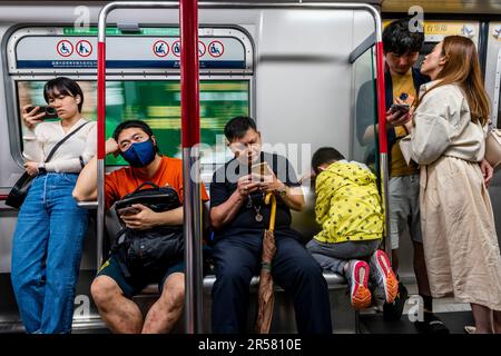 Passagiere in einem MTR-Zug, Hongkong, China. Stockfoto