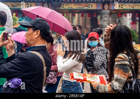 Junge Chinesische Gläubige Im Wong Tai Sin Tempel, Hongkong, China. Stockfoto