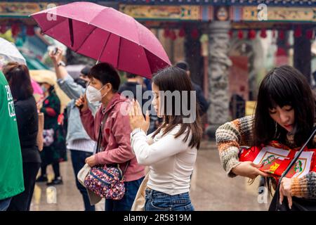 Junge Chinesische Gläubige Im Wong Tai Sin Tempel, Hongkong, China. Stockfoto