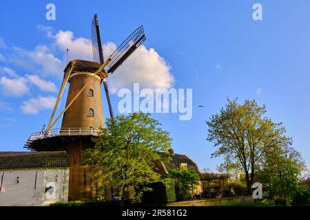 Culemborg, Niederlande - April 25 2023. Windmühle „de Hoop“ in der niederländischen Provinz Gelderland am sonnigen Frühlingstag. Stockfoto