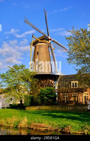 Culemborg, Niederlande - April 25 2023. Windmühle „de Hoop“ in der niederländischen Provinz Gelderland am sonnigen Frühlingstag. Stockfoto