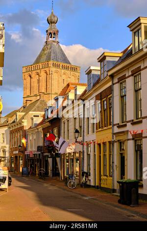 Culemborg, Niederlande, 25. April 2023; Einkaufsstraße Everwijnstraat im befestigten Stadtzentrum. Stockfoto
