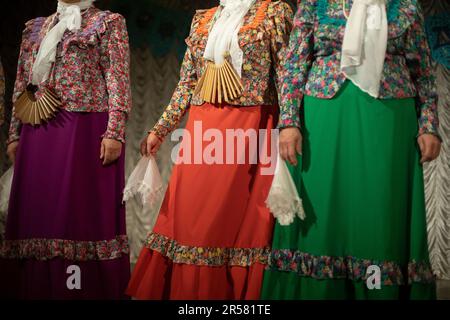 Russisches Volkskleid. Volkskleidung. Folklore-Ensemble. Leistung in traditionellen Kleidern. Stockfoto