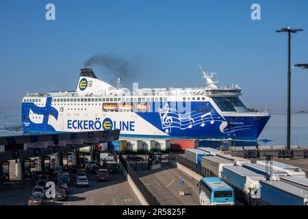 Kreuzfahrtfähre M/S Finlandia von Eckerö Line Reederei nähert sich Länsiterminaali 2 oder West Terminal 2 in Helsinki, Finnland Stockfoto