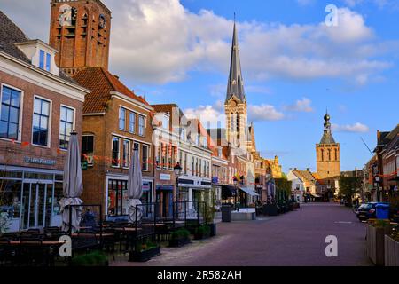 Culemborg, Niederlande, 25. April 2023; Marktplatz und Stadttor in der befestigten Stadt Culemborg in der Provinz Gelderland im Nether Stockfoto