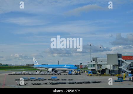 Flughafen Amsterdam Schiphol, Nordholland, Niederlande - April 26 2023. Ein Flugzeug der Boeing 777-200 von KLM Royal Dutch Airlines parkte an Gate F5 Stockfoto