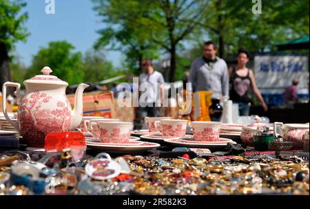 Flohmarkt, Straße des 17. Juni, Tiergarten, Berlin, Porzellan, Geschirr, Kaffeeservice, Deutschland Stockfoto