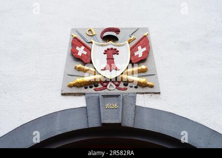 Liestal, Schweiz - 10. Mai 2023: Wappen der Stadt Liestal auf der Fassade des Museums Stockfoto