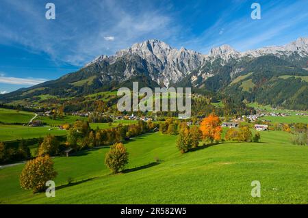 Das Dorf Leogang vor dem Leoganger Steinberge in Pinzgau, Salzburger Land, Österreich Stockfoto