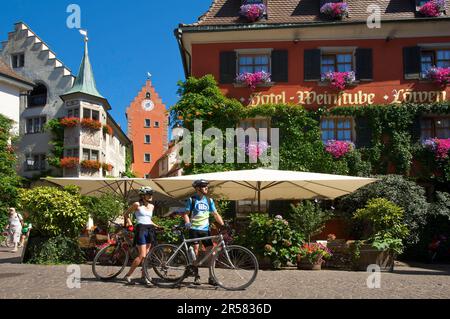 Radfahrer auf dem Markt mit Obertor in Meersburg, Bodensee, Baden-Württemberg, Deutschland Stockfoto