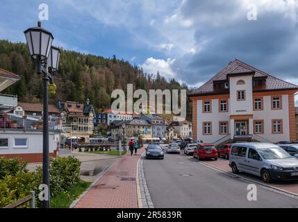 St. Blasien, Deutschland - 29. April 2023: Urbanes Leben und alte Architektur in der Stadt und im Ferienort St. Blasien im Schwarzwald, Deutschland Stockfoto