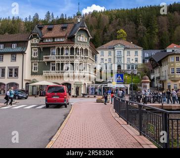 St. Blasien, Deutschland - 29. April 2023: Urbanes Leben und alte Architektur in der Stadt und im Ferienort St. Blasien im Schwarzwald, Deutschland Stockfoto