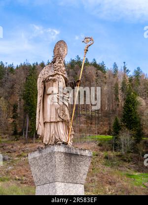 St. Blasien, Deutschland - 29. April 2023: Eine historische Statue des katholischen Bischofs St. Blaise in St. Blasien, Deutschland Stockfoto