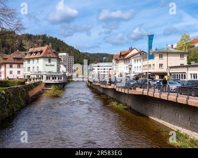 St. Blasien, Deutschland - 29. April 2023: Stadtleben und Architektur in der Stadt und im Ferienort St. Blasien im Schwarzwald Stockfoto