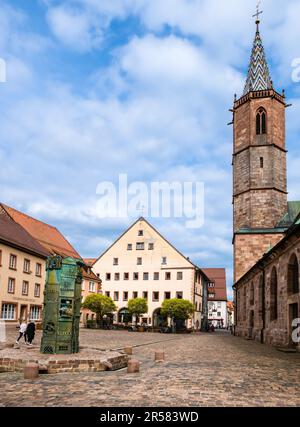 Villingen-Schwenningen, Deutschland - 30. April 2023: Altstädter Platz Villingen-Schwenningen, eine mittelalterliche Stadt im Südwesten von Baden-Württemberg. Stockfoto