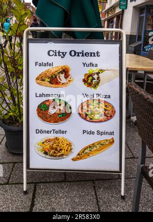 Villingen, Deutschland - 30. April 2023: Verschiedene Gerichte aus dem orientalischen Restaurant Orient City in Villingen Stockfoto