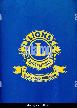 Villingen-Schwenningen - 30. April 2023: Ein Zeichen des Lions Club International in Villingen Stockfoto