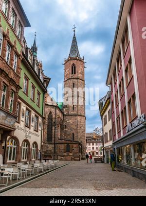 Villingen-Schwenningen, Deutschland - 30. April 2023: Historische Straße der mittelalterlichen Stadt Villingen mit Blick auf die Kirche Our Lady. Stockfoto