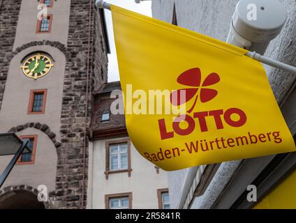 Villingen-Schwenningen - 30. April 2023: Logo, Zeichen des deutschen Lotto. Es ist bekannt als nationale Lotterie, die die Chance gibt, mehrere Millionen e zu gewinnen Stockfoto