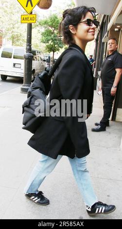 NEW YORK, NY - Juni 01: Camila Cabello am 01. Juni 2023 beim Spaziergang durch Greenwich Village in New York City gesehen. Kredit: RW/MediaPunch Stockfoto