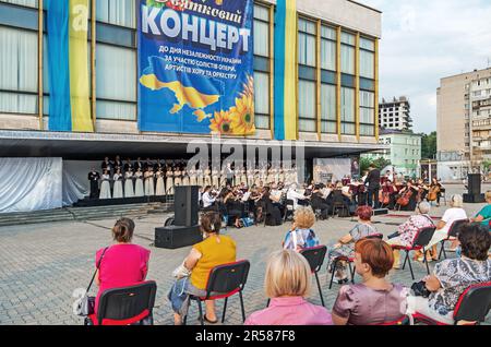 Dnipro, Ukraine - 21. August 2020: Konzert auf dem Theaterplatz von Chorkünstlern, Solisten und Orchesterorchester der Dnipro Oper und des Balletttheaters zu Ehren Stockfoto