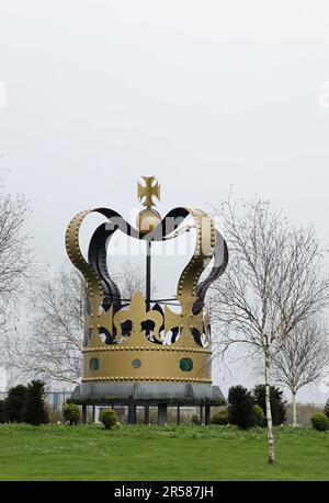 Skulptur einer Riesenkrone in Larne, errichtet zu Ehren des Diamantenjubiläums von Königin Elisabeth II Stockfoto