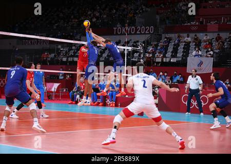 7. AUGUST 2021 - Tokio, Japan: Jean PATRY #4 und Barthelemy CHINENYEZE #1 des französischen Teams versuchen einen Block im Volleyball Männer's Gold Medal Match zwischen Frankreich und dem russischen Olympischen Komitee bei den Olympischen Spielen 2020 in Tokio (Foto: Mickael Chavet/RX) Stockfoto