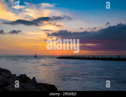 Sonnenuntergang über dem Golf von Mexuco vom Venice Jetty in Venice, Florida, USA Stockfoto