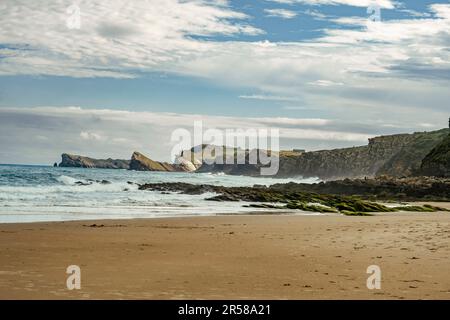 Sandstrand und steile Klippen in den Dünen des Naturparks Liencres, Kantabrien, Spanien Stockfoto