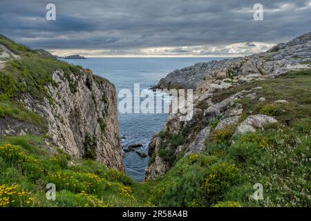 Steile Klippen auf der Insel Virgen del Mar, Costa Quebrada, Kantabrien, Spanien Stockfoto