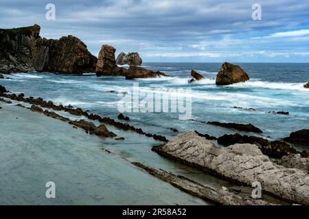 Wellenabriebplattform am Strand von La Arnia, Liencres, Costa Quebrada, Broken Coast, Kantabrien, Spanien Stockfoto