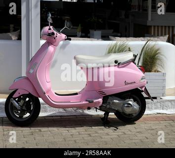 Pink Vespa Motorroller parkt an der Straße, Agibri Insel, Saronischer Golf, Griechenland. Aufgenommen Am 2023. Mai Stockfoto