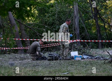 Kiew, Ukraine. 01. Juni 2023. Ukrainisches Militär sammelt Raketenfragmente in der Nähe einer Poliklinik. Bei einem nächtlichen Raketenangriff der russischen Armee auf die Hauptstadt der Ukraine wurden 19 Menschen verletzt. Drei Menschen wurden getötet, darunter 1 Kind und 16 Verletzte, und 9 Menschen wurden ins Krankenhaus eingeliefert. (Foto: Sergei Chuzavkov/SOPA Images/Sipa USA) Guthaben: SIPA USA/Alamy Live News Stockfoto