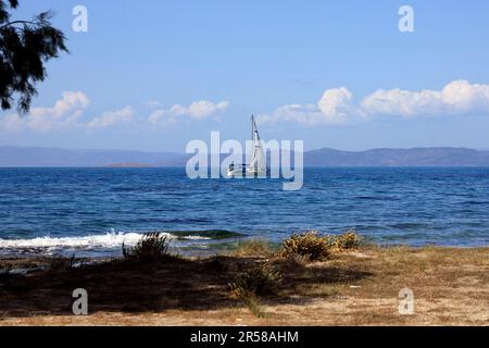 Segelboot, Horizon, Agibri Insel, Saronischer Golf, Griechenland. Aufgenommen Am 2023. Mai Stockfoto