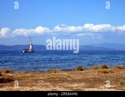 Segelboot, Horizon, Agibri Insel, Saronischer Golf, Griechenland. Aufgenommen Am 2023. Mai Stockfoto