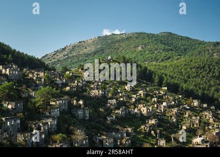 Kayakoy Dorf, verlassene Geisterstadt in der Nähe von Fethiye - Türkei, Ruinen von Steinhäusern. Stätte der antiken griechischen Stadt Karmilissos aus dem 18. Jahrhundert Stockfoto